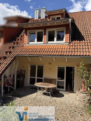 Ein Zuhause zum Wohlfühlen – helles Reihenhaus mit Kachelofen, Balkon und lichtdurchflutetem Studio