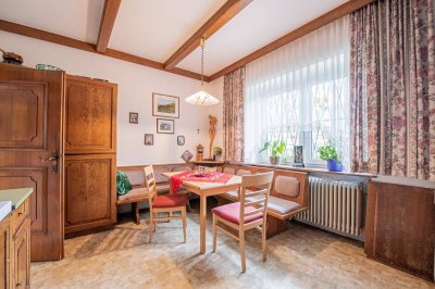 Zweifamilienhaus mit 2 getrennten Wohneinheiten und viel Platz, mit Garten in zentraler Lage