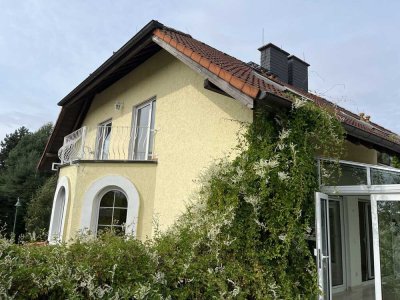 Attraktive Doppelhaushälfte mit Einliegerwohnung: Kamin++Wintergarten++Einbauküche–249m² Wohnkomfort