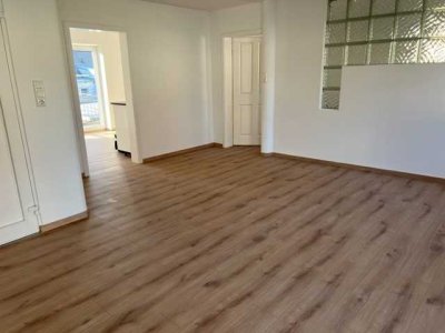 Komplett sanierte Wohnung mit fünfeinhalb Zimmern, EBK und riesiger Terrasse