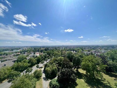 Attraktive, vollständig renovierte 4-Zimmer-Wohnung mit Balkon, Einbauküche und Garage