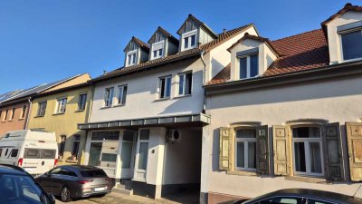 Sonnige Dachgeschosswohnung mit Loggia und Carport in stadtnaher Lage