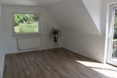 Erstbezug nach Sanierung: Geschmackvolle 3-Zimmer-Maisonette-Wohnung mit geh. Innenausstattung