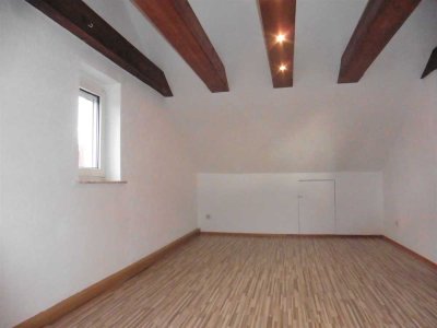 Schöne 2-Zimmer-Dachgeschosswohnung in Hofheim i. UFr. – ideal für Singles oder Pendler!