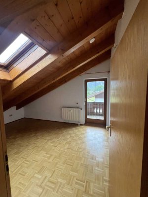 Charmante 2-Zimmer-Dachgeschosswohnung mit Bergblick in ruhiger Lage von 82496 Oberau