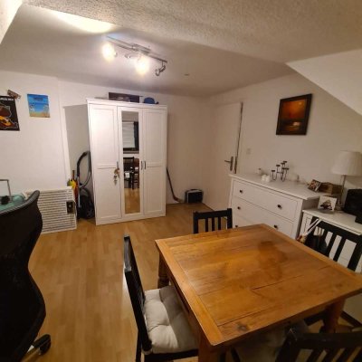 Helle 2-Zimmer DG-Wohnung in ruhiger Wohnstraße, aber zentral