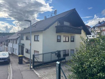 Helle 3,5-Zimmer-Erdgeschosswohnung mit Balkon und Garten in ruhiger Lage von Ispringen