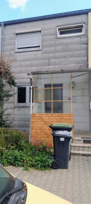 Sanierungsbedürftiges Reihenmittelhaus in Praunheim ab sofort frei.