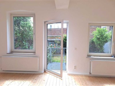 2 Z. im Altbau, mitten in der Stadt mit eigenem Garten