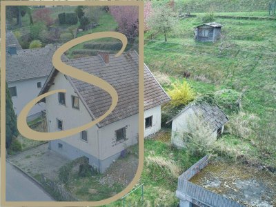 Einfamilienhaus mit begonnenem Ausbau und zwei Garagen!!