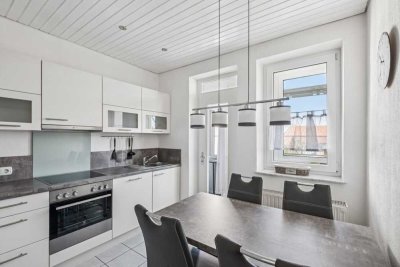 Provisionsfrei – Altbauwohnung mit großzügiger Wohnküche und energetisch saniertem Dach