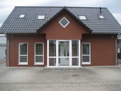 Vielseitiges Gewerbegrundstück mit modernem Einfamilienhaus und großzügigem Grundstück