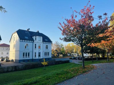KARSTEN IMMOBILIEN ermöglicht Ihnen: Sanierte 4-Zimmer-Wohnung mit Altbauflair in Stadthagen