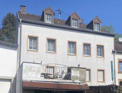 NEWEL - BUTZWEILER - Beidseitig angebautes Einfamilienhaus mit Balkon und 2 Stellplätzen