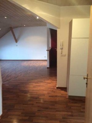 3 Zimmer Dachgeschoßwohnung, neu renoviert, Monteurwohnung