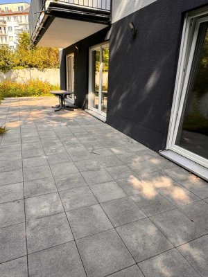 Schöne, neuwertige Wohnung im ruhigen Hinterhaus mit Terrasse und eigenem Garten