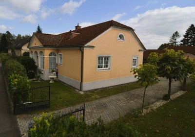 Luxuriös wohnen und clever investieren: Villa mit Souterrain- und Einliegerwohnung
