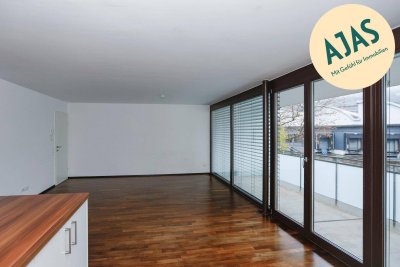Helle moderne 3-Zimmer-Wohnung mit Komplettverglasung