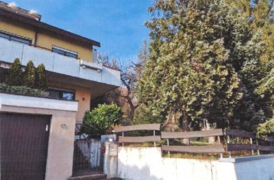 Großzügige, helle Wohnung mit Balkon und Terrasse