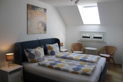 Geschmackvolle, möblierte 2-Raum-Wohnung mit Balkon und Einbauküche befristet bis 31.03.2026