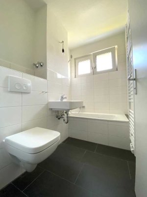 Schöne helle 3-Zimmer-Wohnung mit Wand und Bodenbelag