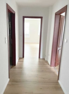 Renovierte 2-Zimmer-Erdgeschosswohnung mit Balkon zu vermieten!