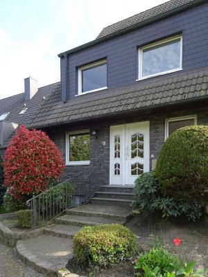 Doppelhaushälfte mit zusätzlichem Wohnraum im Dach- und Kellergeschoss