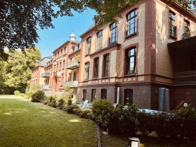 Traumhafte Wohnung mit Loggia & Balkon in historischer Parkanlage im Herzen von HH-Volksdorf