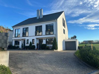 MANNELLA *Vermietete DHH mit Doppelgarage aus dem Jahr 2020 in familiärem Ortsteil in Lohmar*