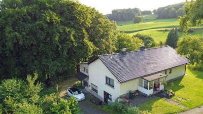 Für ein ruhiges Leben mit Tieren geeignet: Landhaus auf 9.377 m² Wiesengrundstück