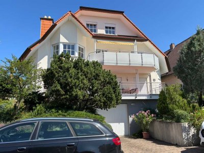 Sonnige 4-Zimmer Maisonette mit Panoramablick, Balkon, Top-Zustand, Villen-Viertel, EBK, neu renvrt.