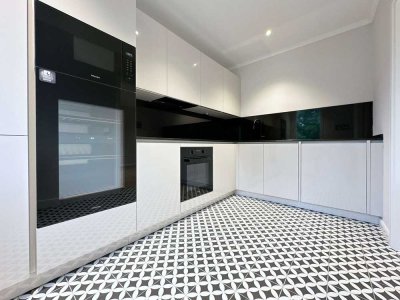 Hochwertig sanierte 2-Zi.-Wohnung mit exklusiver Einbauküche, PKW-Stellplatz und Balkon