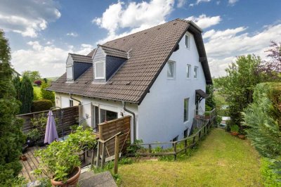 Overath-Steinenbrück:
Vier-Zimmer-Wohnung auf zwei Etagen mit Terrasse und Garten