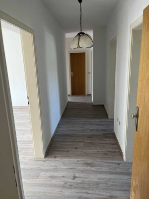Schöne, ruhige und vollständig renovierte 4,5-Zimmer-Dachgeschosswohnung in Mülheim an der Ruhr
