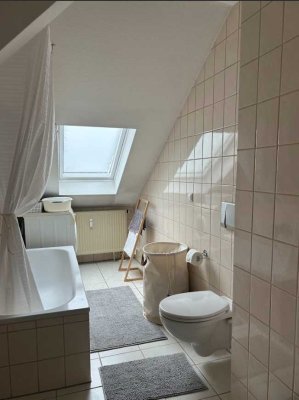 Nachmieter gesucht: Helle, teilmöblierte 2-Zimmer-DG mit EBK im 4. OG in Erfurt