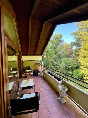 Wohnung im Münchner Süden: Helle 2-Zimmer Wohnung mit großzügiger Loggia