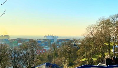Täglich Schiffe auf der Elbe sehen: Traumwohnung/Blankenese mit Süd-West-Balkon/Loggia