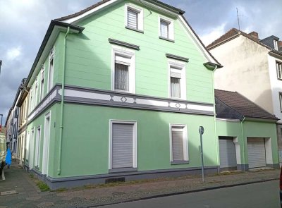 Wohnhaus mit Garage und Entwicklungspotential im Herzen von Krefeld zu verkaufen.