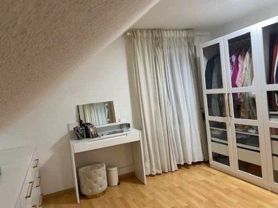 Charmante 4-Zimmer-Dachgeschosswohnung mit Balkon und Stellplatz zu vermieten!