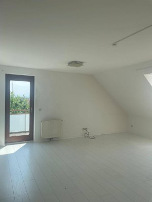 2-Zimmer Dachgeschosswohnung mit Balkon in ruhiger Lage