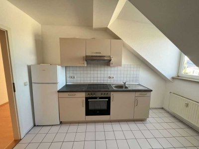 Helle Dachgeschosswohnung mit Einbauküche - 2 Monate Kaltmietfrei