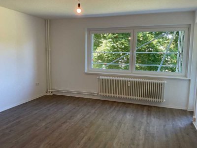 Moderne Wohnung mit Balkon und Blick ins Grüne