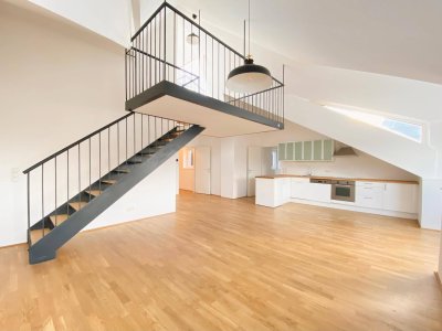 Bei Schönbrunn: Dachgeschosswohnung mit großer Dachterrasse im Stilaltbau