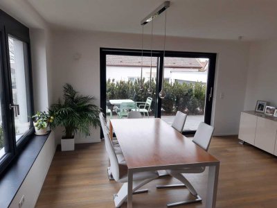 Helle, neuwertige 4,5-Zimmer-Wohnung mit geh. Innenausstattung und Terrasse
