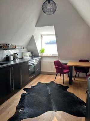 Landshut-Neustadt, 2-Zi. DG-Maisonette-Whg. im sanierten Altbau, Balkon, Parkett, EBK