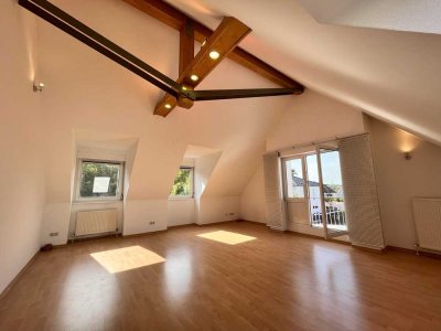 Großzügige, helle 3-Zimmer-Dachgeschosswohnung mit 2 Balkonen und Einbauküche in Pforzheim