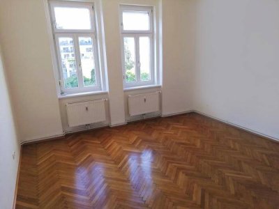 LEND: Heller 2 ZIMMER-Altbau + ruhiger Balkon + extra Wohnküche möbliert + neuwertige Sanitäranlagen