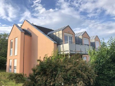 Blick über Bayreuth! 2-Zi.-DG-Wohnung mit Balkon und EBK – frei ab 01.09.2026