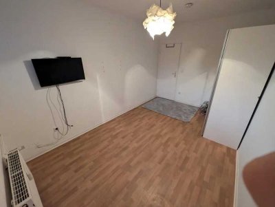 Suchen Nachmieter für Zimmer in 3 Studenten WG