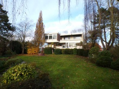 Exklusive Flachdach-Villa mit Wellnessbereich und parkähnlichem Garten